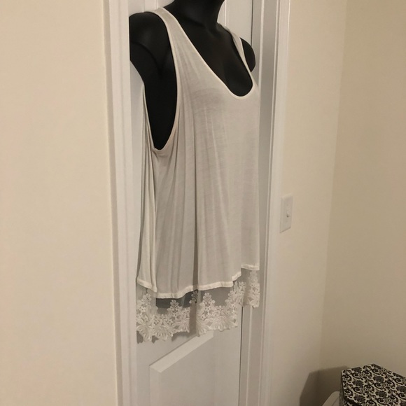 Emerald White/Slightly Off White Flowy Lace Bottom Tank Size 2X - Picture 2 of 6